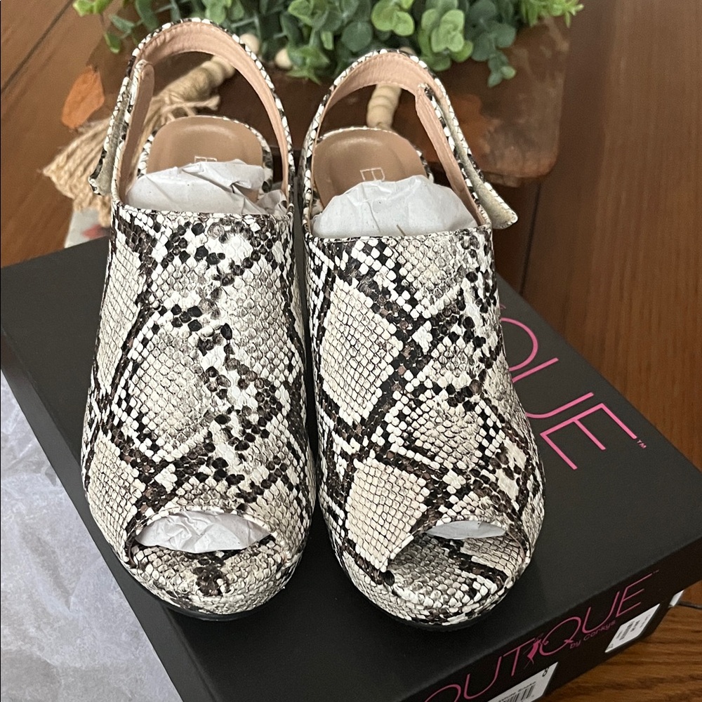Boutique Snakeskin Pattern Wedge Sandals